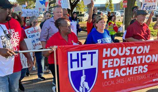 El presidente de la AFT, Randi Weingarten, y los miembros de la HFT marchando con una pancarta que dice "Maestros de la Federación de Houston". Local 2415 | EN POPA | TEXAS EN POPA | AFT-CIO"