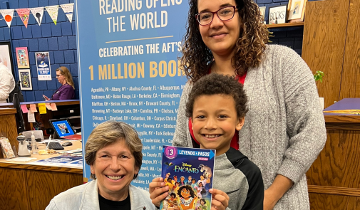 Photo of a parent and child with AFT President Randi Weingarten at a ROTW event