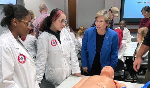 Weingarten, a la derecha, con estudiantes de la Escuela de Ciencias y Salud Lincoln-West del hospital MetroHealth de Cleveland el 24 de octubre.