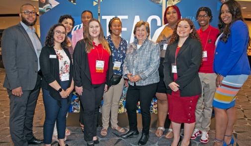 Foto del presidente de AFT, Randi Weingarten, con los asistentes a AFT TEACH 2023