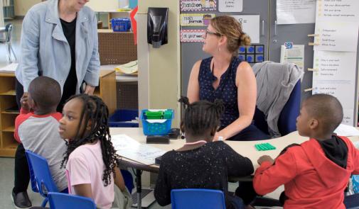 Foto del presidente de la AFT, Randi Weingarten, izquierda, visitando a educadores y estudiantes en el Centro de Primera Infancia Makowski en Buffalo, Nueva York, el 2 de junio de 2022.
