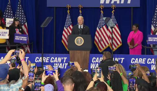 El presidente Joe Biden en el podio frente a la multitud.