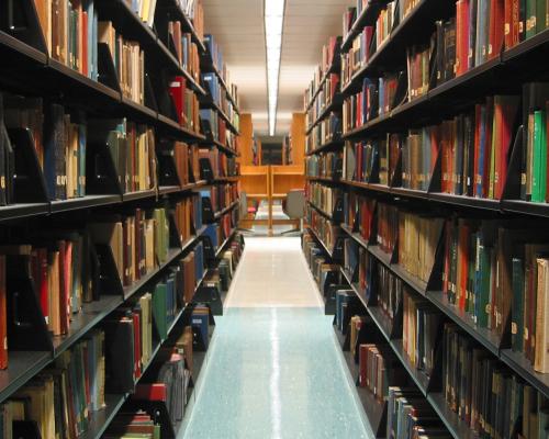 Foto de pilas de bibliotecas