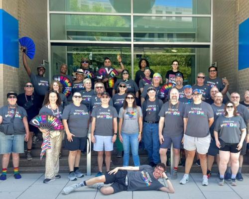 Grupo de trabajo sobre el orgullo frente a la sede de la AFT