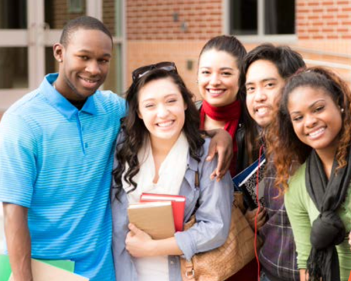 Fotografía de un grupo de estudiantes sonriendo.