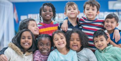 grupo de niños sonrientes