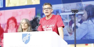 James Davis habla sobre la educación superior en la convención de la AFT.