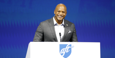 El gobernador de Maryland, Wes Moore, se dirige a la convención de la AFT desde detrás del podio.