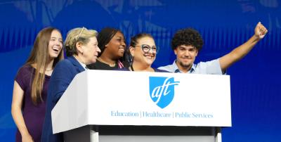 Los líderes de AFT y los estudiantes de secundaria celebran la formación profesional y técnica.