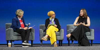La presidenta de la AFT, Randi Weingarten, y los panelistas debaten sobre cómo facilitar conversaciones productivas que superen las diferencias culturales en el escenario de la convención de la AFT.