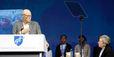 El homenajeado Lee Saunders agradece a la presidenta de la AFT, Randi Weingarten, el premio Bayard Rustin.