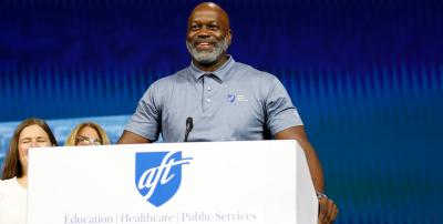 El presidente de AFT Michigan, Terrence Martin, se dirige a los delegados. 