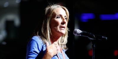 Debbie White, presidenta de la Asociación de Profesionales de la Salud y Empleados Afines de Nueva Jersey, habla ante un micrófono durante la sesión de negociación colectiva en la convención nacional de la AFT.
