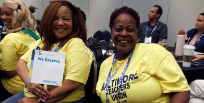 Dos miembros del PSRP del Sindicato de Maestros de Baltimore disfrutan de su reunión divisional.