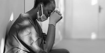 trabajador de la salud cansado