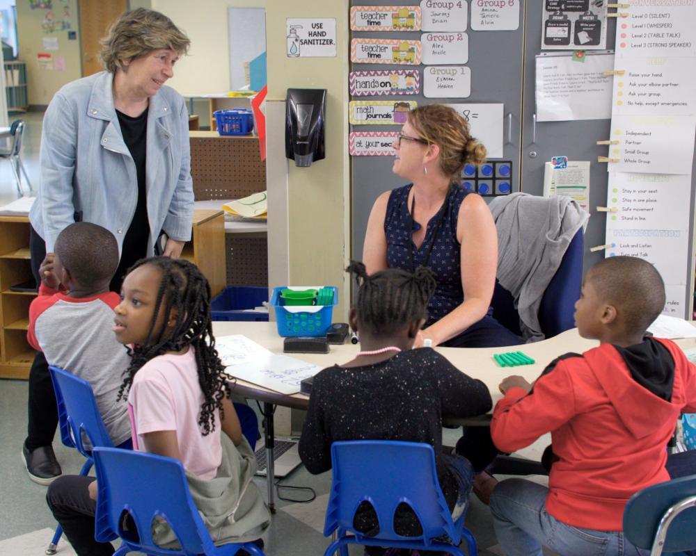 Photo of AFT President Randi Weingarten, left, visiting educators and students at Makowski Early Childhood Center in Buffalo, N.Y., on June 2, 2022.
