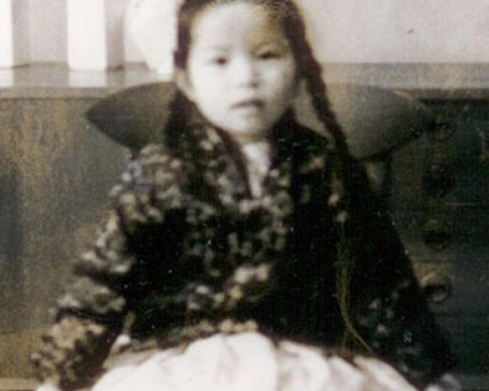 Imagen en blanco y negro de Tracy Lai cuando era niña.
