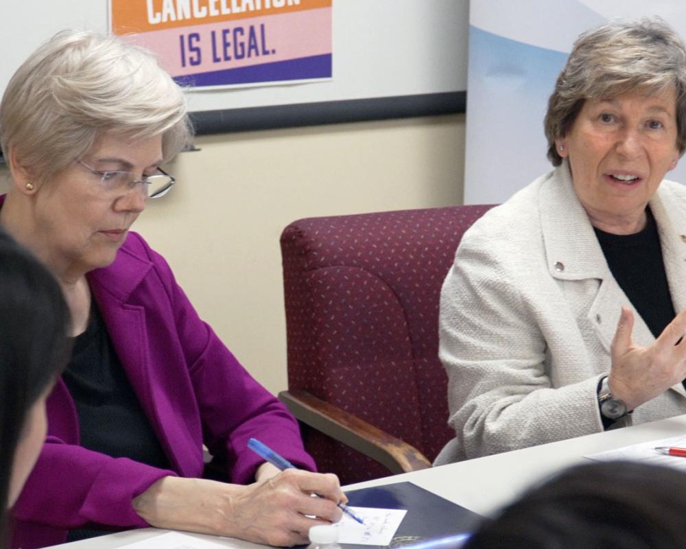 Weingarten, a la derecha, con la senadora Elizabeth Warren en una discusión en Boston el 18 de marzo sobre la crisis de la deuda estudiantil. Crédito: Adam Derstine