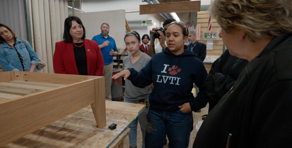 Foto de estudiantes en un programa CTE en Lynn, MA, con el vicegobernador de MA, Kim Driscoll, y el presidente de la AFT, Randi Weingarten.