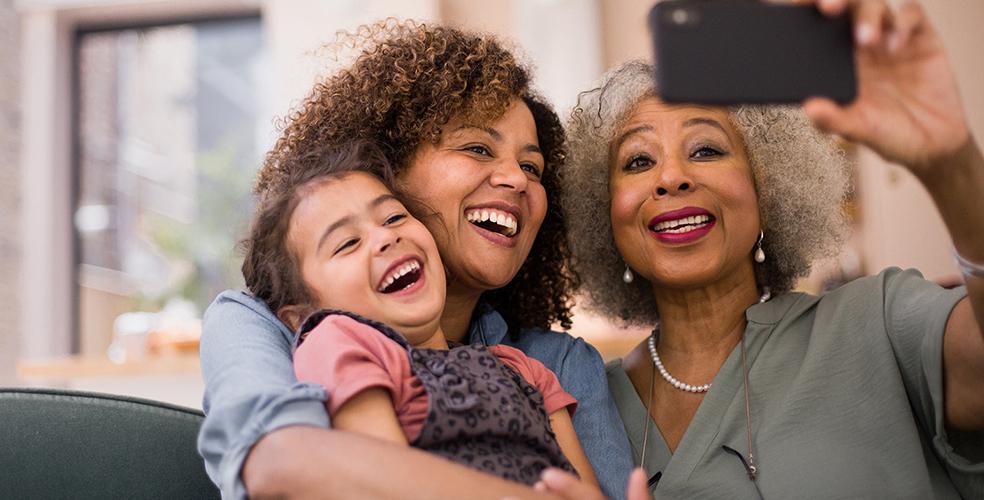 Foto de 3 generaciones de mujeres tomándose un selfie juntas