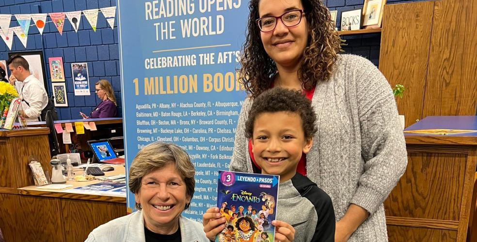 Foto: Jayveon, un estudiante de tercer grado en Cloud Elementary con su madre, Victorya y el presidente de AFT, Randi Weingarten, en un evento de Lectura Abre el Mundo con AFT Kansas y United Teachers of Wichita.