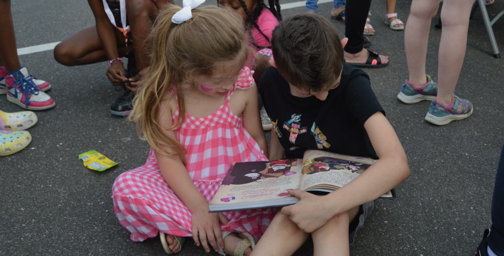 Foto de niños leyendo juntos en un evento de ROTW en Sachem, NY
