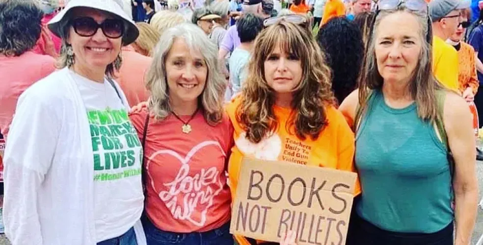 Foto de maestros de Newtown, CT en la manifestación March for Our Lives contra la violencia armada en las escuelas.