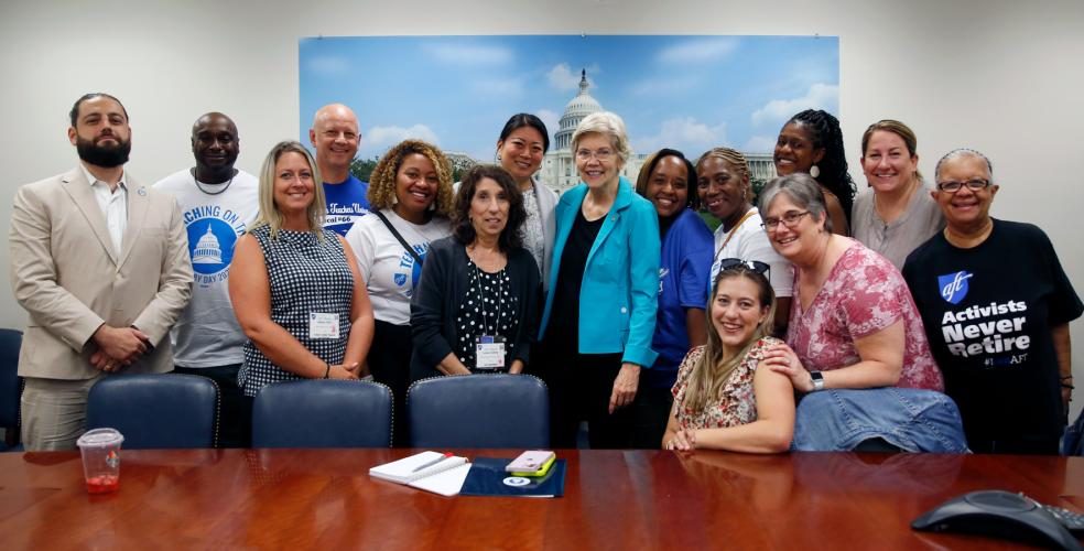 Foto de miembros de BTU con la senadora Elizabeth Warren en AFT Lobby Day 2023