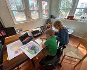 niños estudiando en la mesa