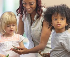 Mujer y dos niños pequeños