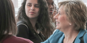 Randi Weingarten hablando con algunas personas