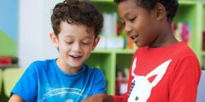 foto de niños leyendo juntos