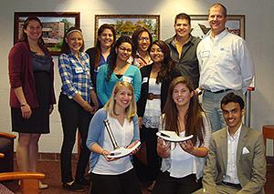 Jim Cardin (parado en el extremo derecho) con estudiantes de Windham Tech y la Universidad de Hartford.