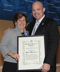 Randi Weingarten recibe el Premio Charles Cogen del presidente de UFT, Michael Mulgrew. Foto de Miller Photography.