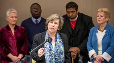 Randi Weingarten en conferencia de prensa