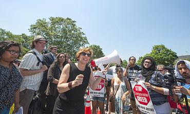 Randi Weingarten en un mitin para reducir la deuda estudiantil