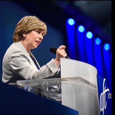 Randi Weingarten hablando en la convención AFT