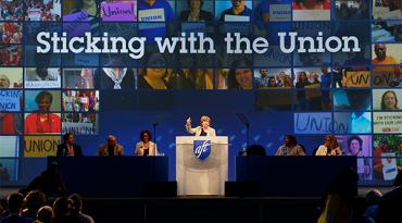 Randi Weingarten dirigiéndose a delegados