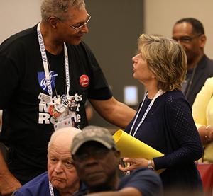 Randi Weingarten con jubilado de AFT