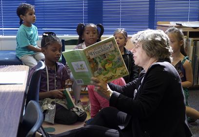 Randi Weingarten reads to children