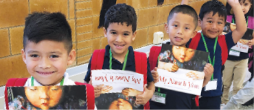 estudiantes con libros que recibieron del evento First Book de paraprofesionales