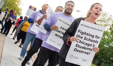 strikers line up and march in chicago