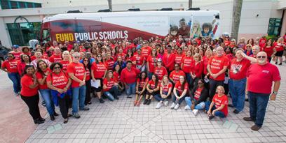Los educadores y los miembros de la comunidad se unen a la campaña de recorridos en autobús de Fund Our Future en Florida, luchando por mejorar sus escuelas públicas.