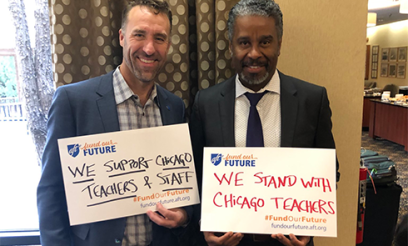 Desde la izquierda, Jeff Freitas, presidente de la Federación de Maestros de California, Philippe Abraham, secretario-tesorero de los Maestros Unidos del Estado de Nueva York, muestra solidaridad con el Chicago Teachers Union. Ambos también son vicepresidentes de la AFT.