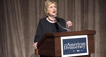 Hilary Clinton habla en un podio