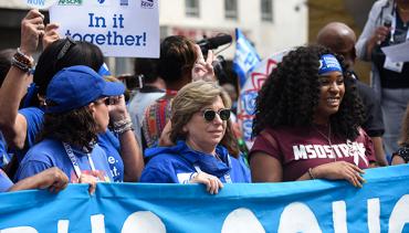 Randi Weingarten y Mei-Ling Ho-Shing en un mitin