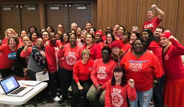 Miembros de la CTU con el presidente de la AFT, Randi Weingarten