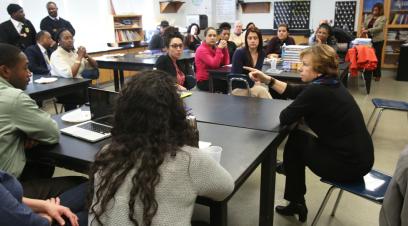 Randi Weingarten con estudiantes