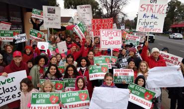 Padres e hijos de UTLA marchan por maestros