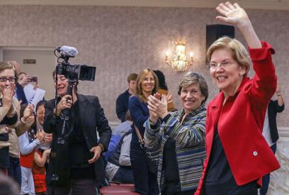 Elizabeth Warren saludando